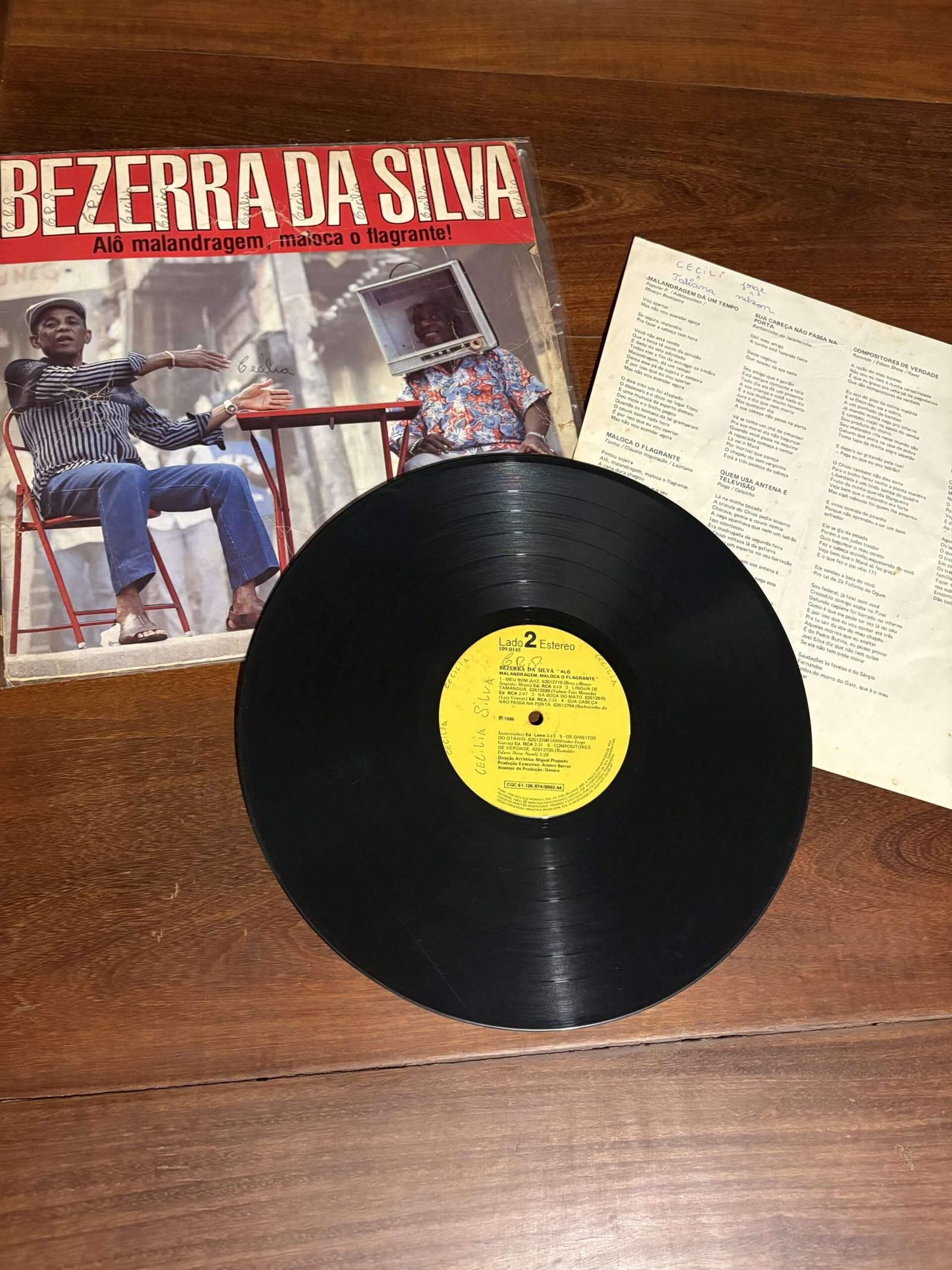 Lp Bezerra da Silva - Alô malandragem, maloca o flagrante! (1986) - Imagem 3