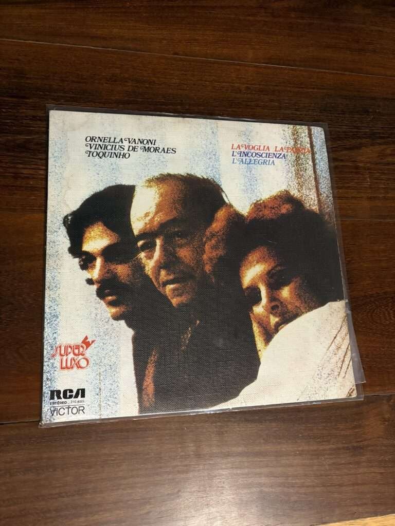 Lp Vinicius de Moraes, Toquinho e Ornella Vanoni - La Voglia La Pazzia L'incoscienza L'allegria (1976)