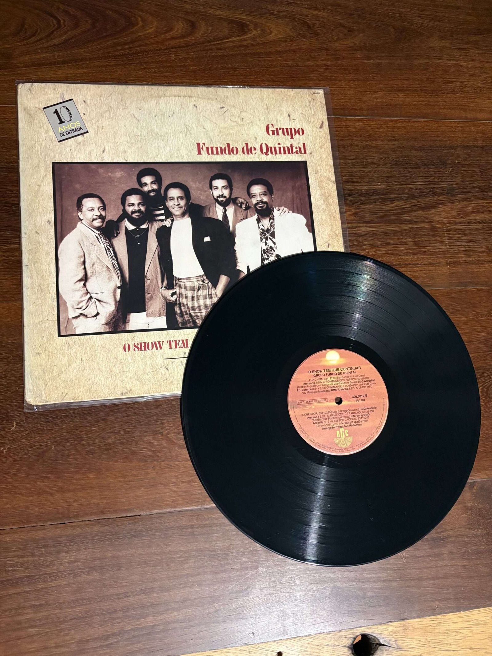 Lp Grupo Fundo de Quintal - O Show Tem que Continuar (1988) - Imagem 3