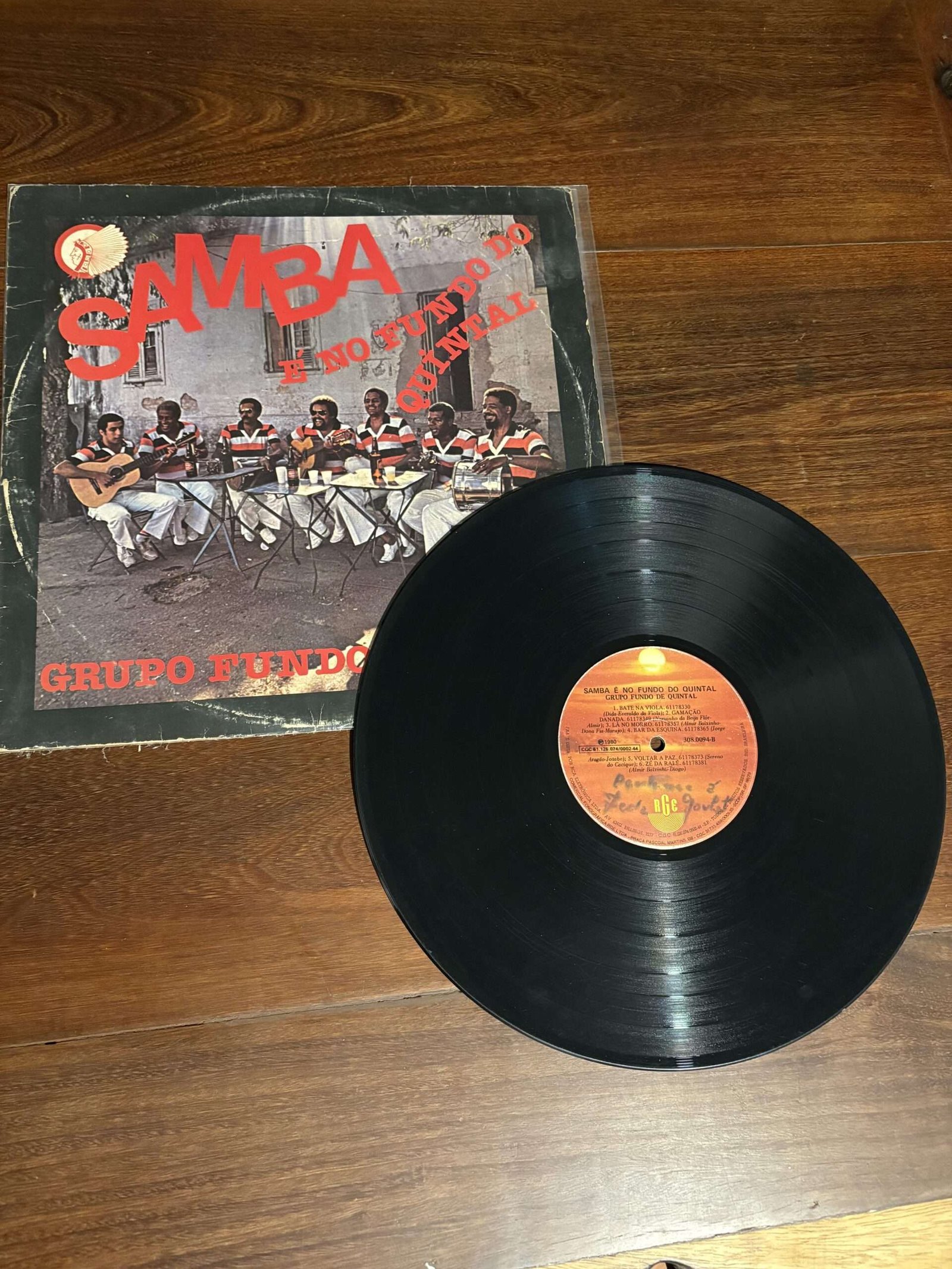 Lp Grupo Fundo de Quintal - Samba é no Fundo do Quintal (1980) - Imagem 3