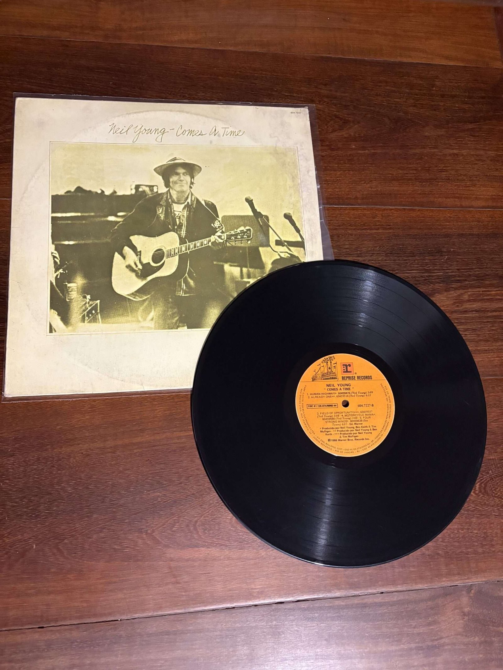 Lp Neil Young - Comes a Time (1978) - Imagem 3
